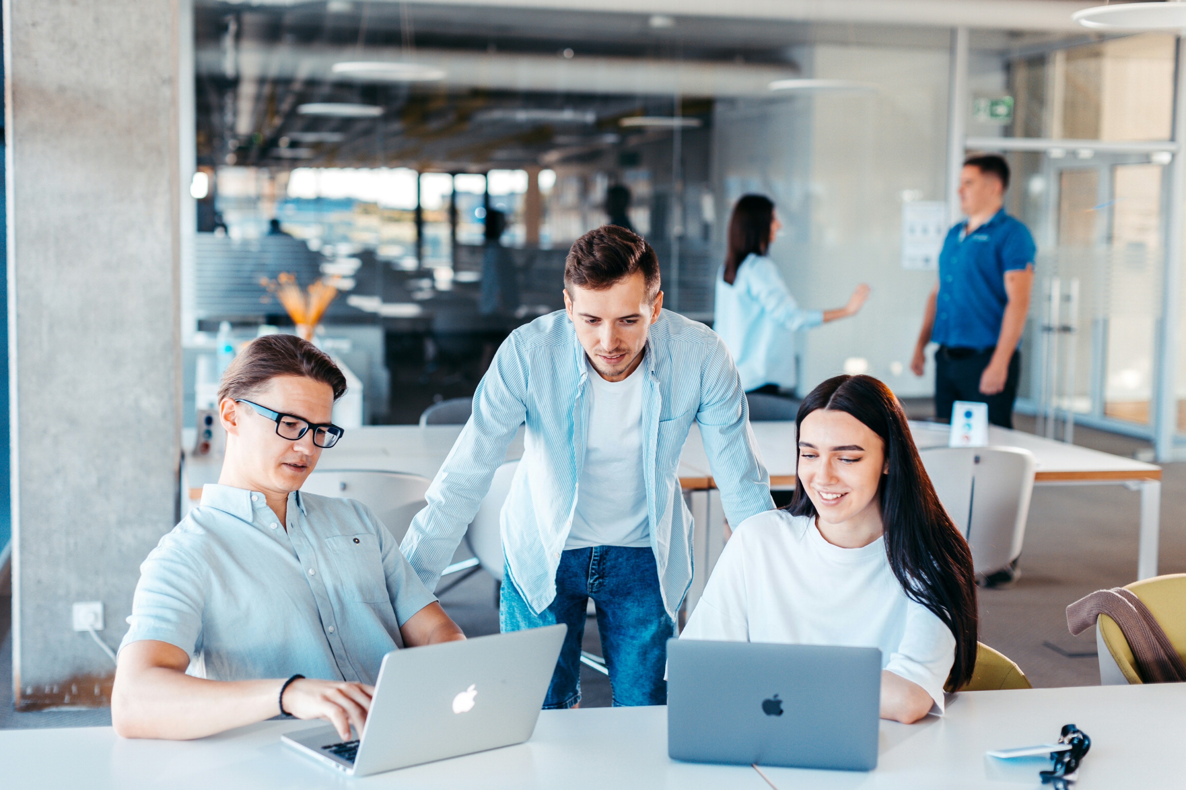 Photo placeholder: technician helping an employee at her workstation